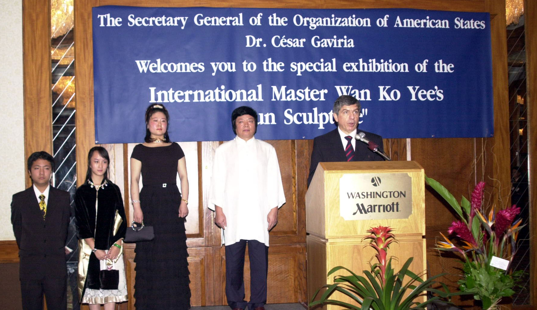 Washington,DC/OAS - July 28 2003 - Dr. Cesar gaviria, General Secretary of the OAS and Wan Ko Yee and him family 第1张