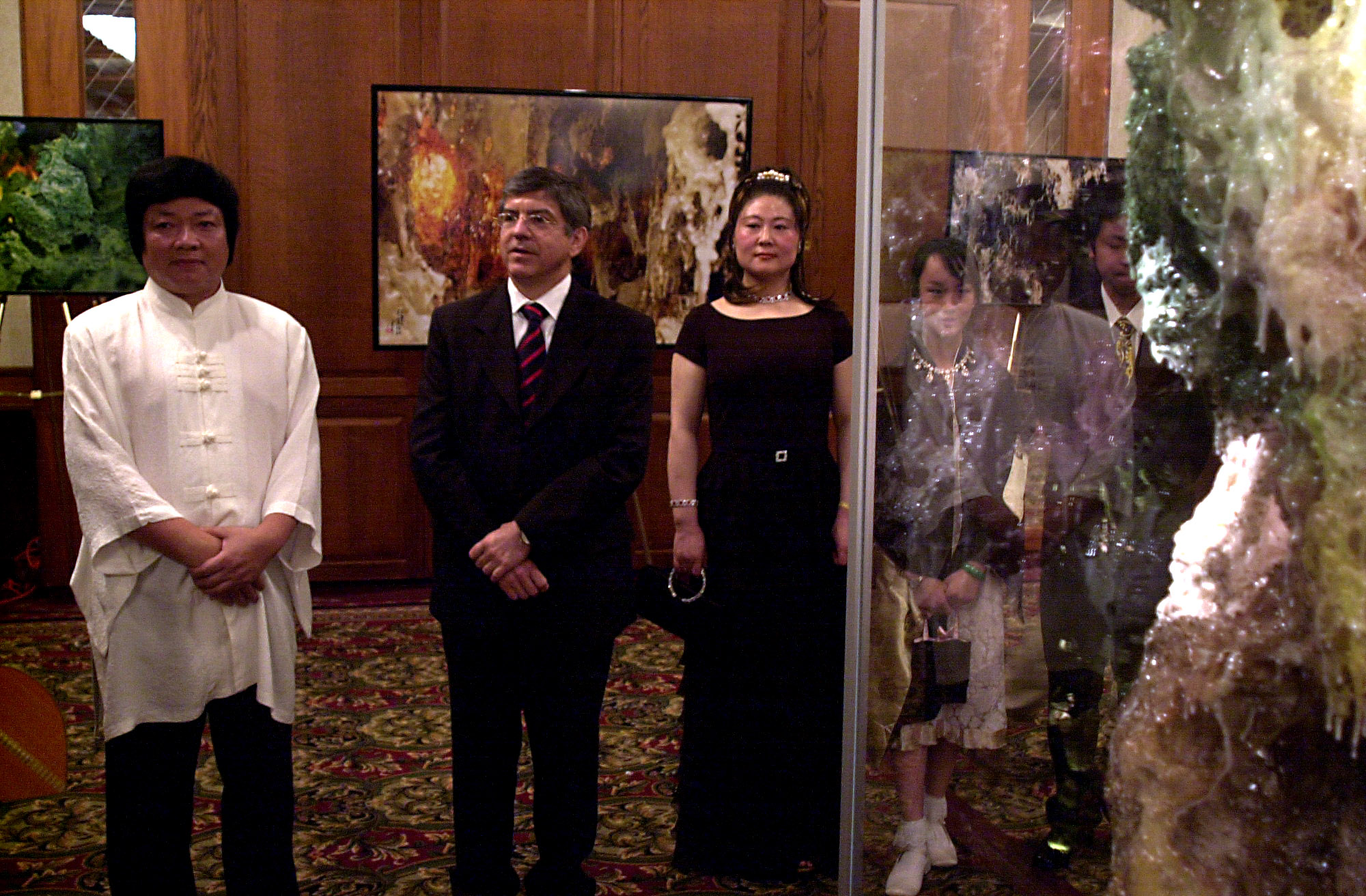 Washington,DC/OAS - July 28 2003 - Dr. Cesar gaviria, General Secretary of the OAS and the artist Wan Ko Yee 第2张